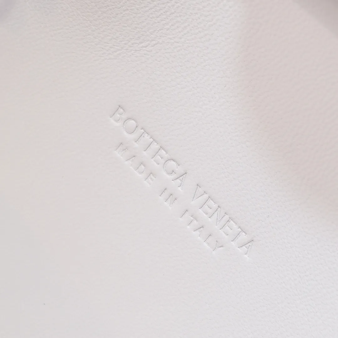 Batch 2260 Bitters Venetia 2024 summer series brings Lauren 1980 handbags back to the public eye. The design of the bag is inspired by ancient Roman architecture. It uses the brand's iconic Intrecciato lambskin woven bag body with a hard frame. No logo can be seen on the whole bag. It is equipped with a leather woven metal chain. When using it as a clutch, just put the chain directly in the bag ~ showing an elegant and timeless style. Decades later, when Lauren Hutton once again walked on the Bottega Venetia spring and summer show with this bag, the charm of the year still remains intact despite the passage of time. Size: 31.5*16.5*11 Style No.: 5807